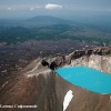 Кислотное озеро Троицкого в кратере вулкана